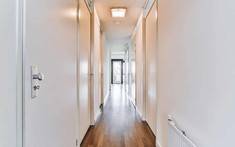 Cách trang trí một hành lang hẹp khiến nó trở nên rộng thoáng hơn