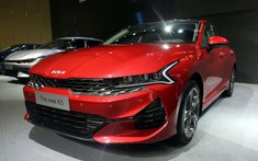 Ảnh thực tế KIA K5 2022 mới ra mắt, liệu có "lật ngược thế cờ" trước Toyota Camry?
