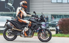 KTM 890 SMT lộ diện, sẽ cạnh tranh với BMW F900XR tại Việt Nam
