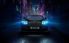 Lớp sơn trên Rolls-Royce Ghost Black Badge 2022 nặng đến 45kg và là màu sơn đen đậm nhất hiện nay