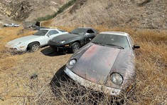Hơn chục chiếc Porsche 928 bị bỏ không trên bãi đất trống, phơi nắng lâu đến mức bạc cả sơn