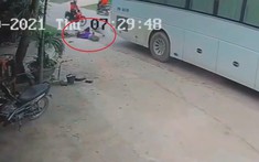 Video: Ô tô chở công nhân cán tử vong người phụ nữ đi xe đạp tại Bắc Giang
