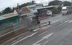 Video: Tránh xe SUV phanh gấp, ô tô tải tông dải phân cách và lật ngang tại Bình Thuận