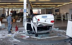 Video: Nhân viên lau dọn lái ô tô lao từ tầng 2 xuống, rơi trúng 2 lễ tân của một đại lý Volkswagen