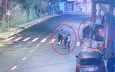 Video: Xe bán tải "drift như phim", lao lên vỉa hè, suýt tông trúng 3 người đi bộ tại Đà Lạt