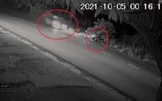Video: Xe taxi chạy ngược chiều, tông văng chiến sĩ cơ động vào ô tô khác trên đường Hà Nội
