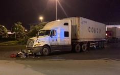 Video: Va chạm với xe container đang rẽ, thanh niên đi xe máy tử vong tại Hải Phòng
