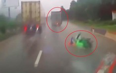 Video: Vượt xe cùng chiều, ô tô tải tạt nước vào xe máy khiến 2 người bị ngã trên quốc lộ 1A