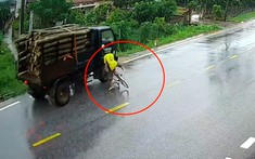 Video: Loạng choạng quay đầu trên quốc lộ 32C, người đi xe đạp va chạm với xe ben
