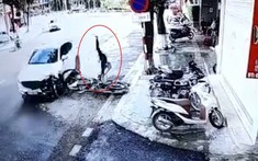 Video quay khoảnh khắc ô tô Mazda CX-5 ôm cua tốc độ cao, tông văng người đi xe máy tại Sơn La