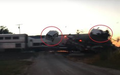 Video: Ô tô con văng lên không trung trong vụ tàu hỏa tông xe đầu kéo