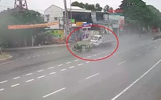 Video: Va chạm với xe máy sang đường, ô tô tải lao vào cửa hàng tạp hóa trên quốc lộ 1A