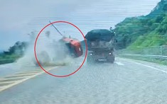Video: Ô tô con Kia Cerato tông vào dải phân cách và "ngửa bụng" trên cao tốc Nội Bài - Lào Cai
