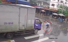 Video: Chạy nhanh trong trời mưa to, ô tô tải tông văng người đi xe đạp sang đường tại Yên Bái