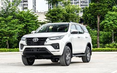 Toyota Fortuner 2022 chuẩn bị mở bán, bản cũ hạ giá sâu đẩy hàng tồn
