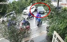 Dân mạng lắc đầu với video nữ tài xế lùi xe tông trúng người đi đường, tiến tới lại đâm ngã 1 chậu cây kiểng