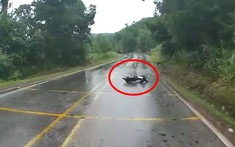 Video quay khoảnh khắc người đi xe máy ôm cua tốc độ cao, "xòe" ngay trên đường khiến dân mạng sợ hãi