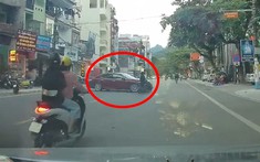 Video quay khoảnh khắc nam sinh chạy xe máy tốc độ cao, tông vào ô tô đang sang đường ở Hà Giang