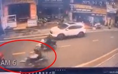 Video quay khoảnh khắc người phụ nữ đi bộ sang đường bị học sinh chạy xe máy tông trúng ở Lào Cai