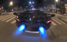 Khoảnh khắc xe Lamborghini Aventador SVJ "phun lửa" khi di chuyển trên phố Sài thành khiến người xem phấn khích