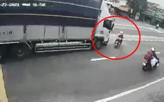 Hãi hùng với video xe đạp điện sang đường bị xe tải tông trúng, 3 mẹ con văng xa hàng chục mét