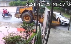 Video quay khoảnh khắc xe lu tông trúng ô tô đang quay đầu, cảnh tượng sau đó mới khiến người xem khó hiểu