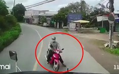Video: Người đàn ông chạy xe máy ôm cua lấn làn, tông trực diện vào xe tải chạy hướng ngược lại