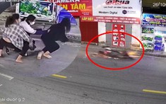 Video: 3 nữ sinh chạy xe máy không mũ bảo hiểm, ôm cua tốc độ cao, bay lên vỉa hè và trượt dài trên đường