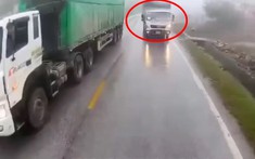 Video quay khoảnh khắc xe tải lấn làn trên đường đèo QL6 bị mù sương, tai nạn là điều không tránh khỏi