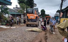 Video quay khoảnh khắc máy xúc cán tử vong bà cụ đang dắt bộ xe đạp ở Điện Biên
