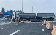 Video quay khoảnh khắc xe đầu kéo mất lái, tông trúng người đi bộ và ô tô, 1 người nguy kịch