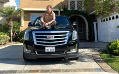 "Vùng đất cấm" Đàm Vĩnh Hưng khoe ảnh bên "vợ cưng" Cadillac Escalade mang biển số tên mình ở Mỹ