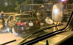 Hà Nội: Xe sang BMW bị thiêu rụi nửa thân xe sau va chạm với xe tải trên QL5