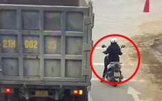 Video quay khoảnh khắc xe máy va chạm với xe ben ở ngã tư, người phụ nữ bị cán nát chân