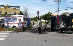 Video quay khoảnh khắc xe ben va chạm với xe cứu thương ở ngã tư Củ Chi, 4 người bị thương