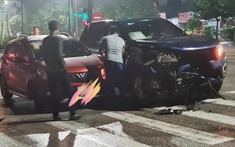 Nghệ An: Xe bán tải Nissan Navara vỡ nát hết đầu xe sau va chạm với VinFast Fadil