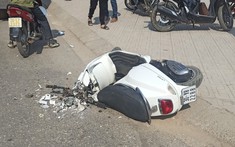 Thái Nguyên: Va chạm với xe ben, xe máy điện bị cán nát đầu xe, người điều khiển thương nặng