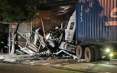 Video: Xe container tông xe taxi văng vào nhà dân ở Hải Phòng, 2 người tử vong