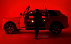 Minh "Nhựa" lại chia sẻ nỗi lòng với Rolls-Royce Cullinan mua hơn 2 năm nhưng chưa ra biển, đổi cả màu ảnh để "tươi sáng"