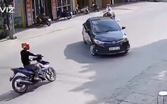 Video quay khoảnh khắc xe máy tông trúng Toyota sang đường khiến thanh niên bị thương nặng
