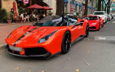 Cặp đôi siêu xe đỏ chót trên đường phố Sài thành, mỗi xe mang lý lịch riêng, có chiếc mang bản độ đẹp mắt