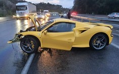 Người lái tăng tốc đột ngột khiến siêu xe mui trần Ferrari F8 Spider "cụt đầu" trên cao tốc ở Pháp