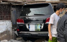 Video: Xe Lexus LX570 mất lái, lao thẳng vào chuồng lợn ở Hưng Yên