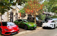 Nhà không đủ chỗ để, đại gia mang xe ra trước cổng đỗ khiến hàng xóm choáng ngợp