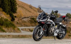 Naked bike hạng trung Aprilia Tuono 660 mạnh mẽ hơn với bản độ chính hãng Factory cao cấp