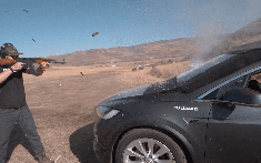 Video: YouTuber dùng AK47 để thử sức một chiếc Tesla Model X lắp kính chắn gió chống đạn