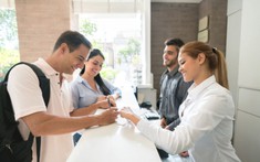 Khủng hoảng kép trong ngành khách sạn sau đại dịch: Thiếu lao động, cắt giảm dịch vụ và thay đổi trải nghiệm của khách hàng