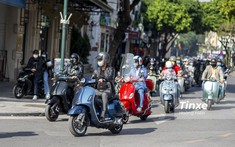 Ngắm nhìn dàn xe Vespa Hà Thành "tân cổ giao duyên" sau một thời gian dài giãn cách
