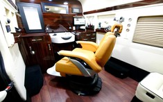 Gặp gỡ cửa tiệm cắt tóc di động đầy đủ tiện nghi, được thiết lập bên trong chiếc Mercedes-Benz Sprinter