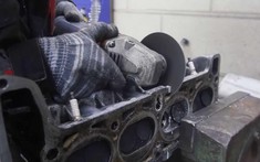 Theo dõi người Nga thử nghiệm cắt đôi động cơ 4 xi-lanh rồi lắp vào xe để xem có chạy được không